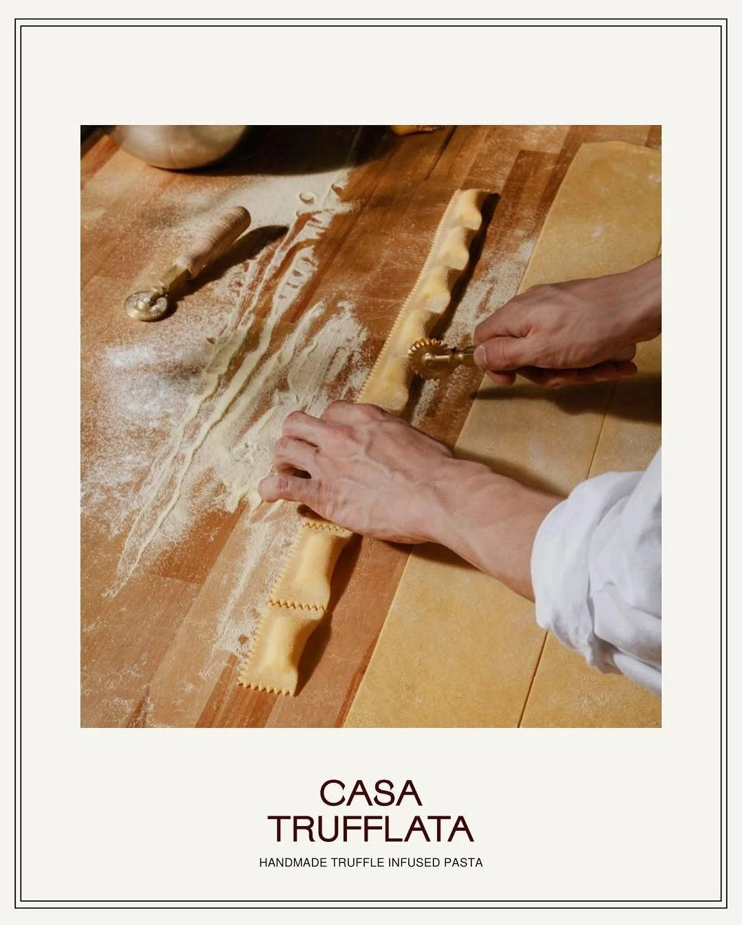 Livro Casa Trufflata, com uma fotografia de preparo de massas na capa